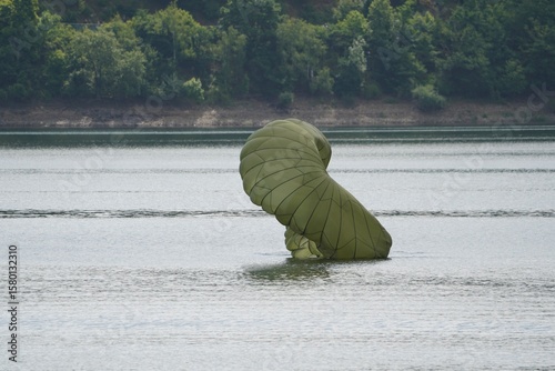 Fallschirmspringer Landung im Wasser