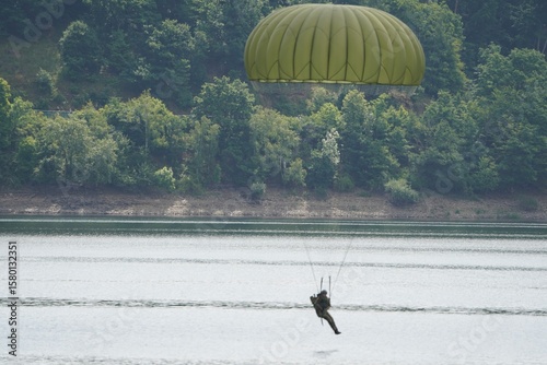 Fallschirmspringer Landung im Wasser
