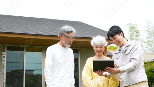 夫婦、カップル、シニア、ビジネス、住宅、建築、メーカー、業者、作業員、営業、説明、タブレット、お年寄り、男性、女性、日本人、モデルハウス、モデルルーム、別荘、販売、会話、修繕、修理、笑顔、リフォーム、リノベーション、職人、作業服、引越し、不動産、提案、工事、住まい、施設、介護、サ高住、サービス、サポート、リバースモーゲージ、リースバック、保険、外壁、詐欺、家族、マイホーム、高齢者、DX、データ、人
