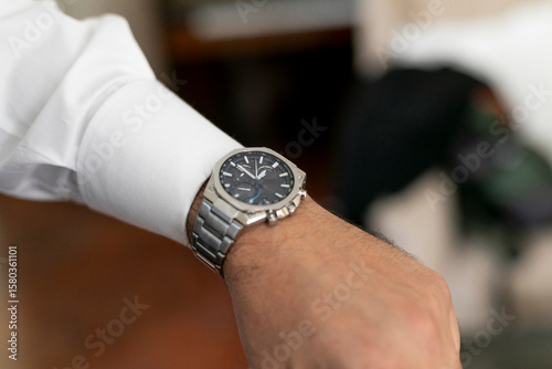 agiotaje, mano, reloj, empresario, cronometrar, tiempo, digno, hombre, boda, gente, persona, dedo, muñeca, reloj de pulsera, brazo, novio, participación, despacho, indumentaria, moda, adjuntando