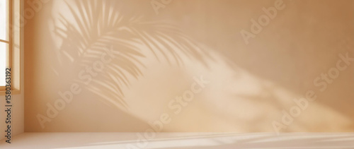 ヤシの木の影が写っているベージュのシンプルな背景