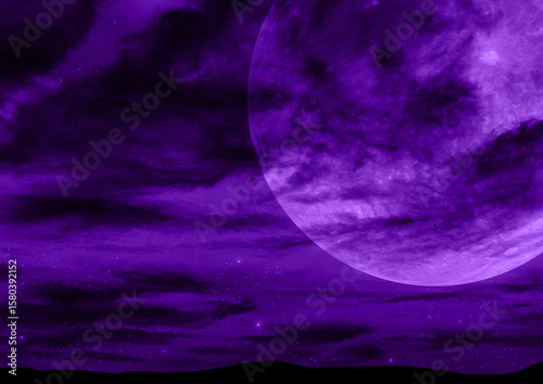 雲が出る満月の夜空紫