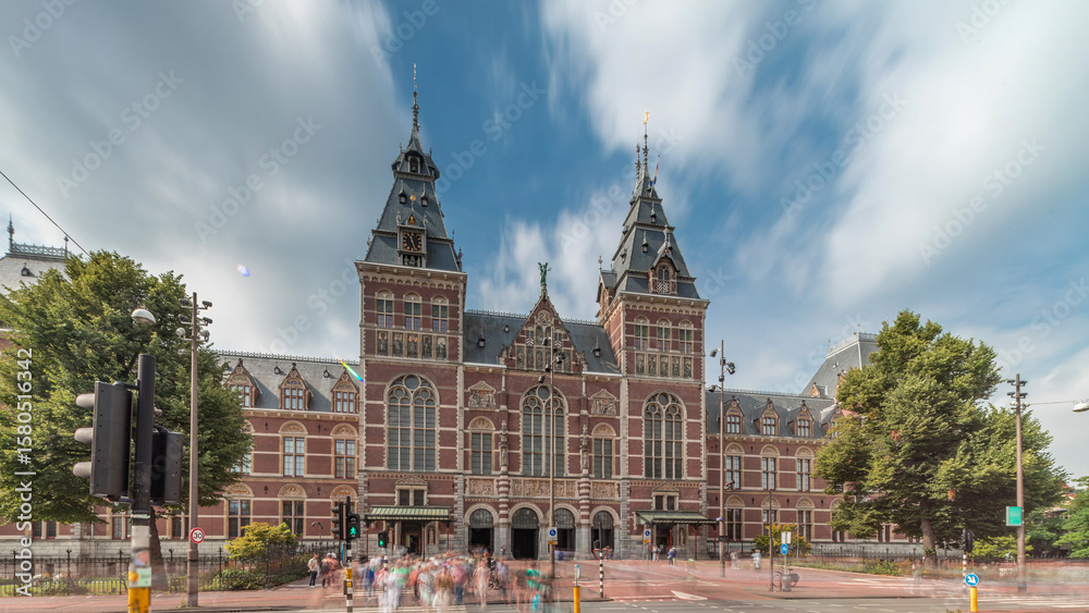 Obraz premium Hyperlapse of the Rijksmuseum, a famous tourist attraction in Museum Square, Amsterdam. Netherlands