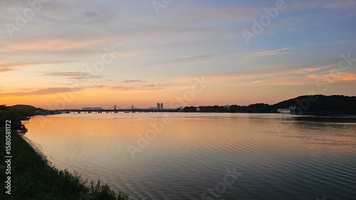 Wallpaper Mural 양화대교를 중심으로 서울 한강에 비친 붉은 노을과 도시의 불빛 Torontodigital.ca