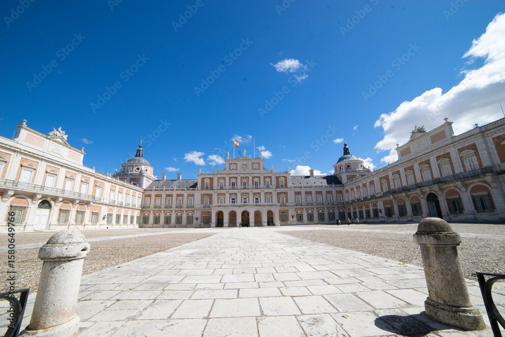 Obraz premium Historic palace in Aranjuez, Spain showcases stunning architecture under a bright sky
