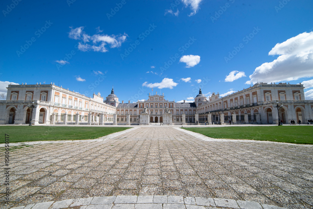Obraz premium Historical architecture of Aranjuez showcases royal palace and gardens under a bright blue sky in Spain's cultural landscape