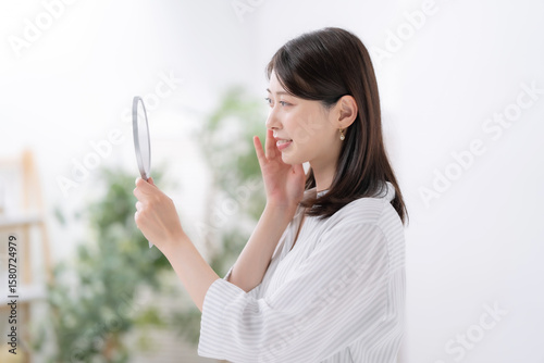 女性　スキンケア　手鏡