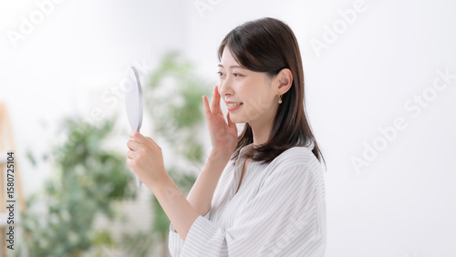 女性　スキンケア　手鏡