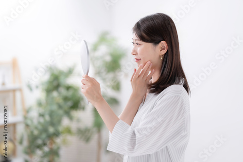 女性　スキンケア　手鏡
