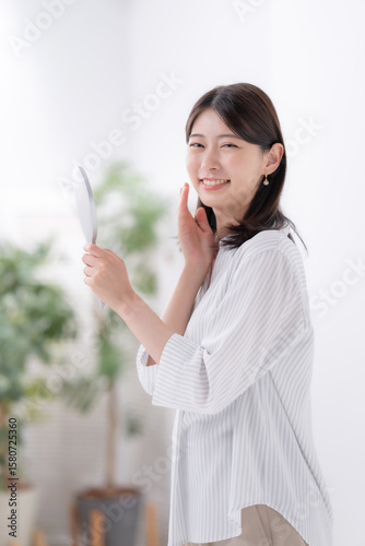 女性　スキンケア　手鏡