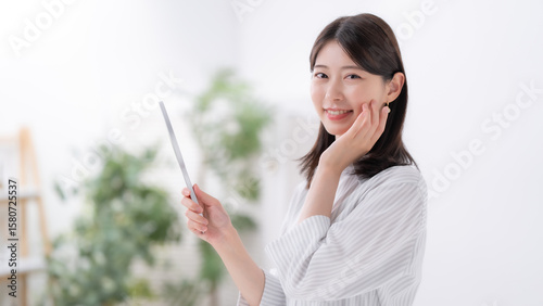 女性　スキンケア　手鏡