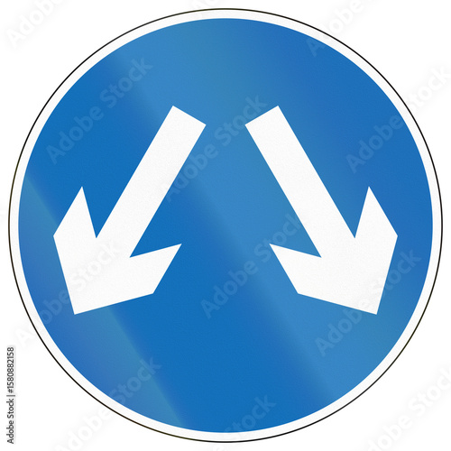 Free Download Chinese road sign used only in Hong Kong - Pass on either side - GFXLoad