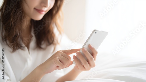 スマホを触る日本人女性