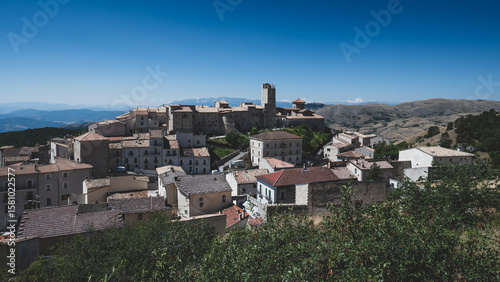 Φωτογραφία Italy, July 4, 2025: View of the village of Castel Del Monte, in the province of L'Aquila, Abruzzo