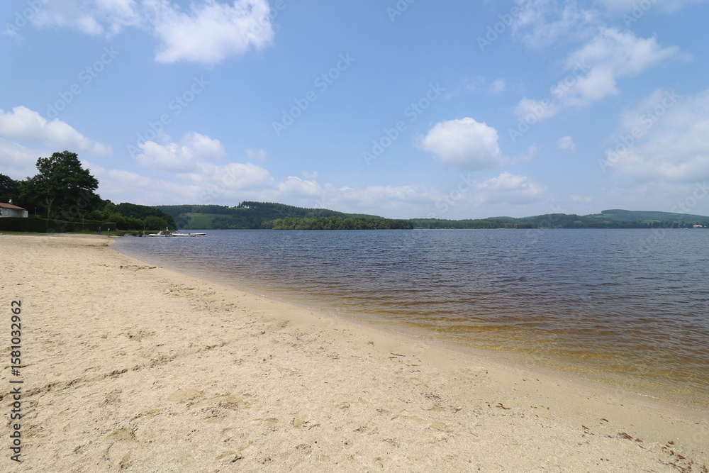 Le lac de Vassivière, village de Royère de Vassivière, département de la Creuse, France Le lac de Vassivière, village de Royère de Vassivière, département de la Creuse, France