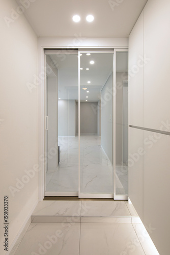 Installing a white frame 3-link central door makes the interior look pretty