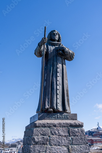 Fotografía Memorial to Hans Egede, founder of Nuuk on a hilltop by road to the harbor in Gr