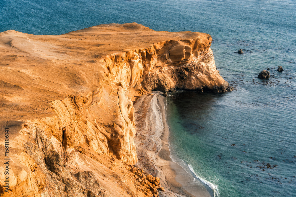 Obraz premium Dramatic landscape with the rocky coastline of the Pacific ocean in Paracas National Reserve, Peru.