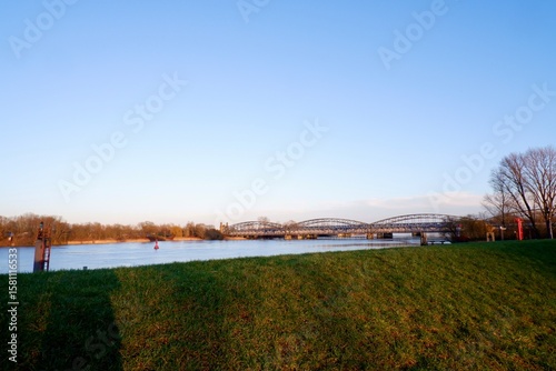 Europabrücke in Hamburg bei Sonnenuntergang mit grünem Ufer und blauem Himmel