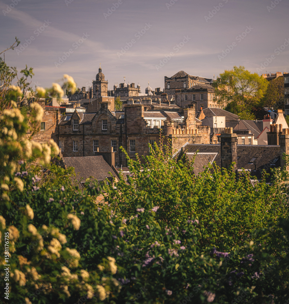 Obraz premium Historic Stone Houses in Edinburgh Old Town with