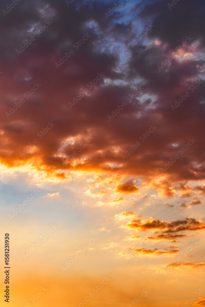 Fototapeta premium Atardecer dramático con nubes de diferentes formas y colores.