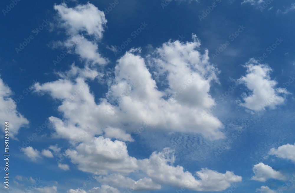 Naklejka premium Beautiful clouds on blue sky background, natural cloudscape