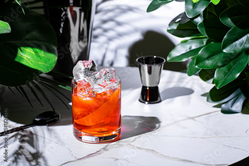 Photos refreshing non-alcoholic negroni mocktail with alternative gin and red vermouth