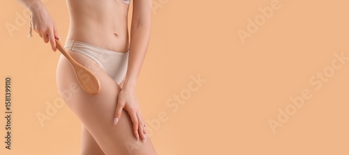 Young woman massaging her b...