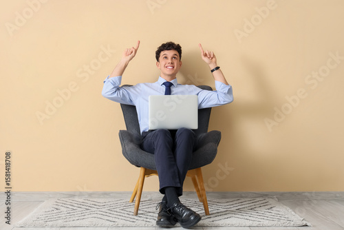Young businessman with lapt...