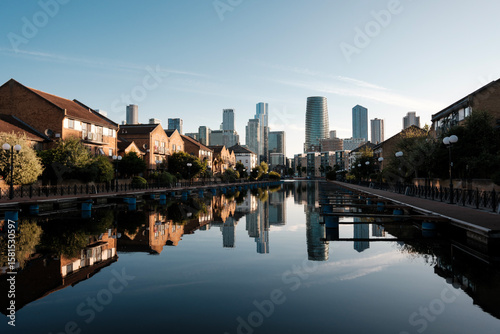 Foto Modern skyline reflecting in calm waters of london docklands