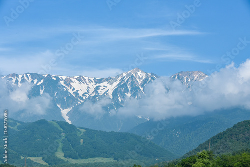 初夏の信州の風景　残雪残る白馬三山
