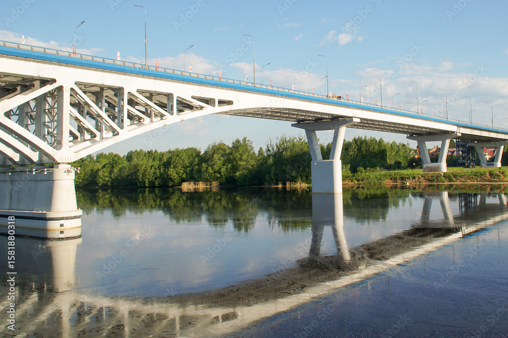 Obraz premium Beautiful bridge over the river with reflection in the water.