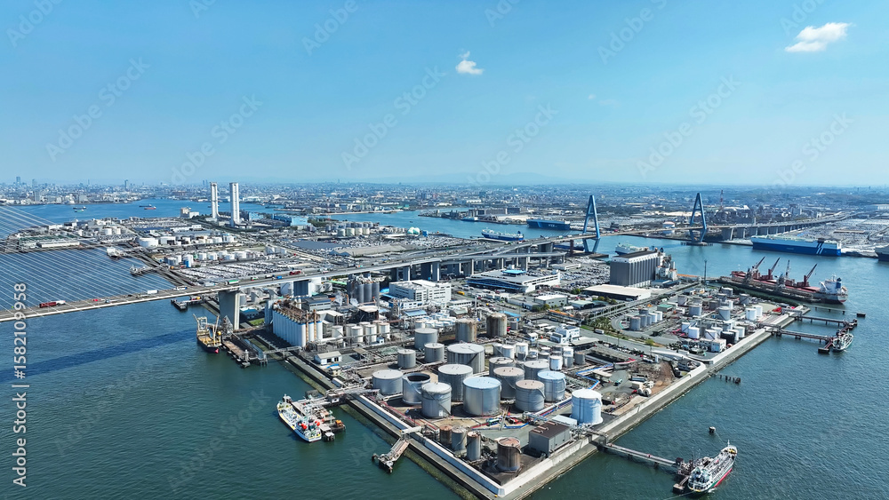 Obraz premium Aerial view of the port city