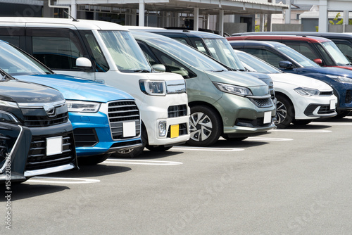 Foto 駐車場に並んだ乗用車