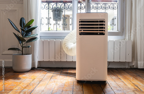 Zoom sur un climatiseur en marche dans un appartement.