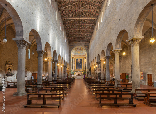 Εκτύπωση καμβά PISTOIA, ITALY - MARCH 16, 2025: The nave of  Chiesa di San Fracesco