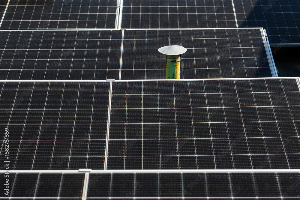 Φωτογραφία Solar panels installed on the rooftop of a residential building, with a skyline of modern skyscrapers in the background