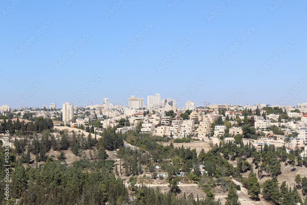 Obraz premium Panoramic View of Jerusalem Cityscape with Lush Green Hills