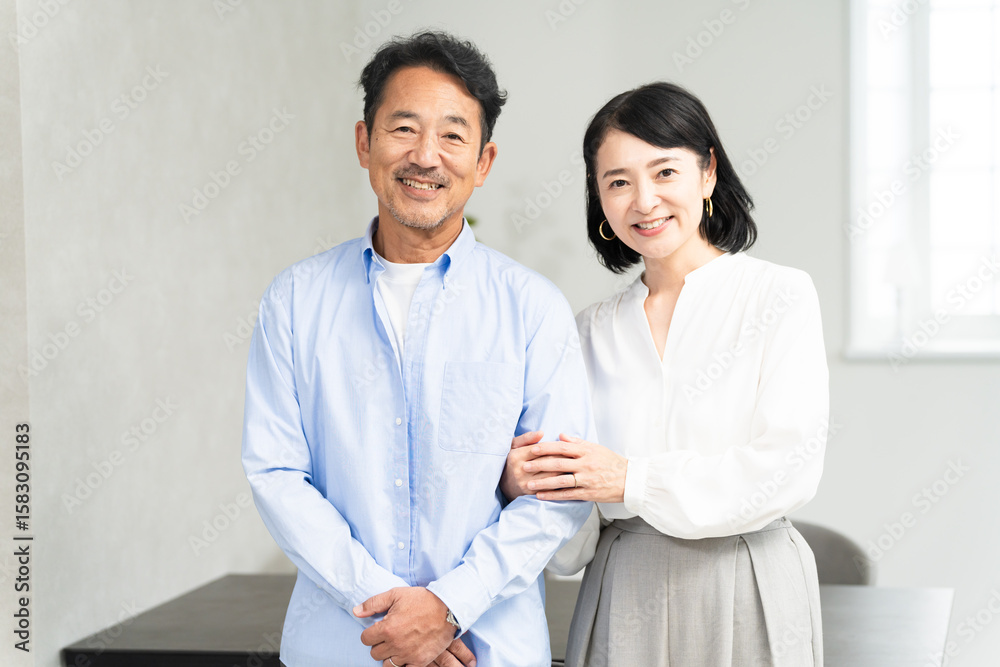Obraz premium ミドル男性と女性の仲良し熟年夫婦 ライフスタイルイメージ