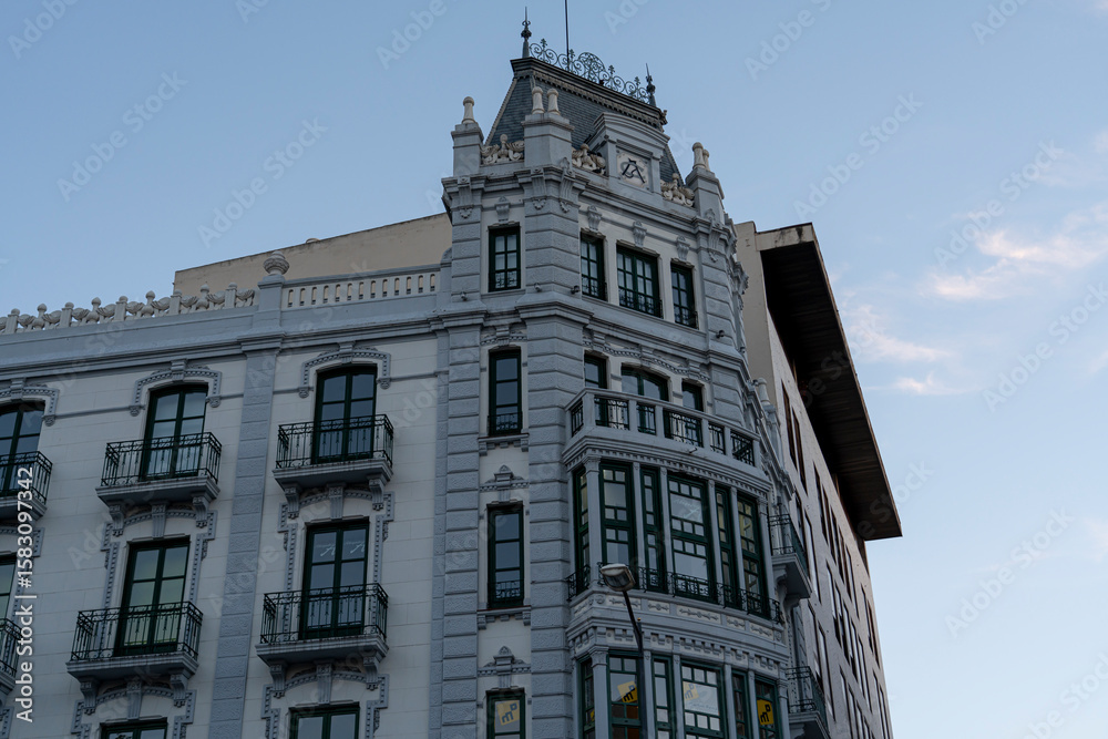 Fototapeta premium Historic architecture in Zamora Castilla y León showcasing intricate design under a clear sky