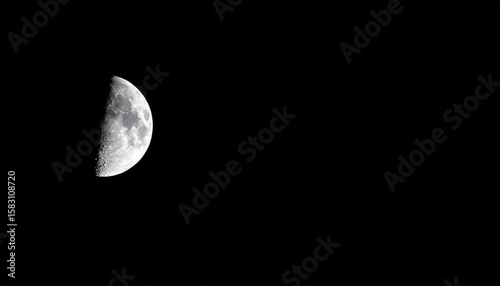 Luna menguante o creciente satélite terrestre sobre un cielo negro de noche en el dia internacional de la luna