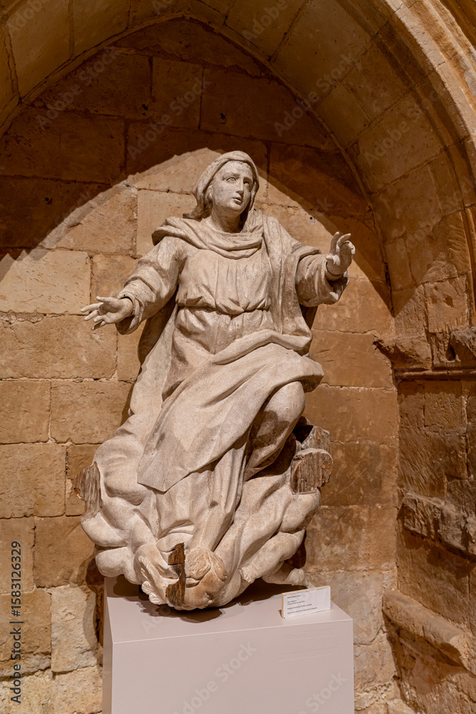 Obraz premium Sculpture of Virgin Mary at Colegiata de Santa Maria la Mayor de Toro in Zamora, Castilla y Leon showcases religious artistry