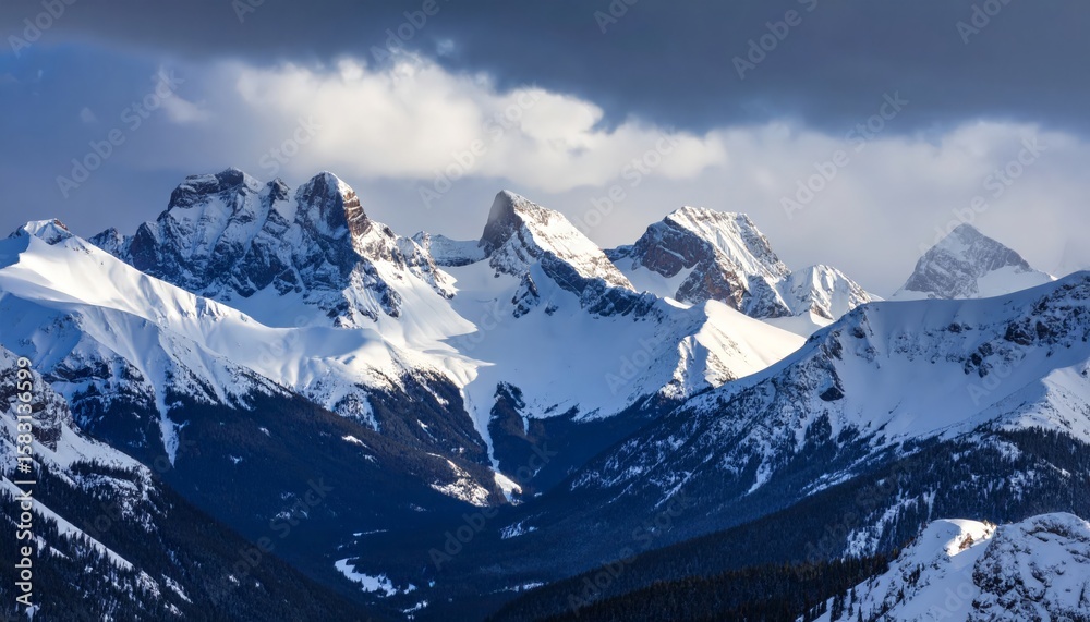 Obraz premium Snow-covered mountain range under sky