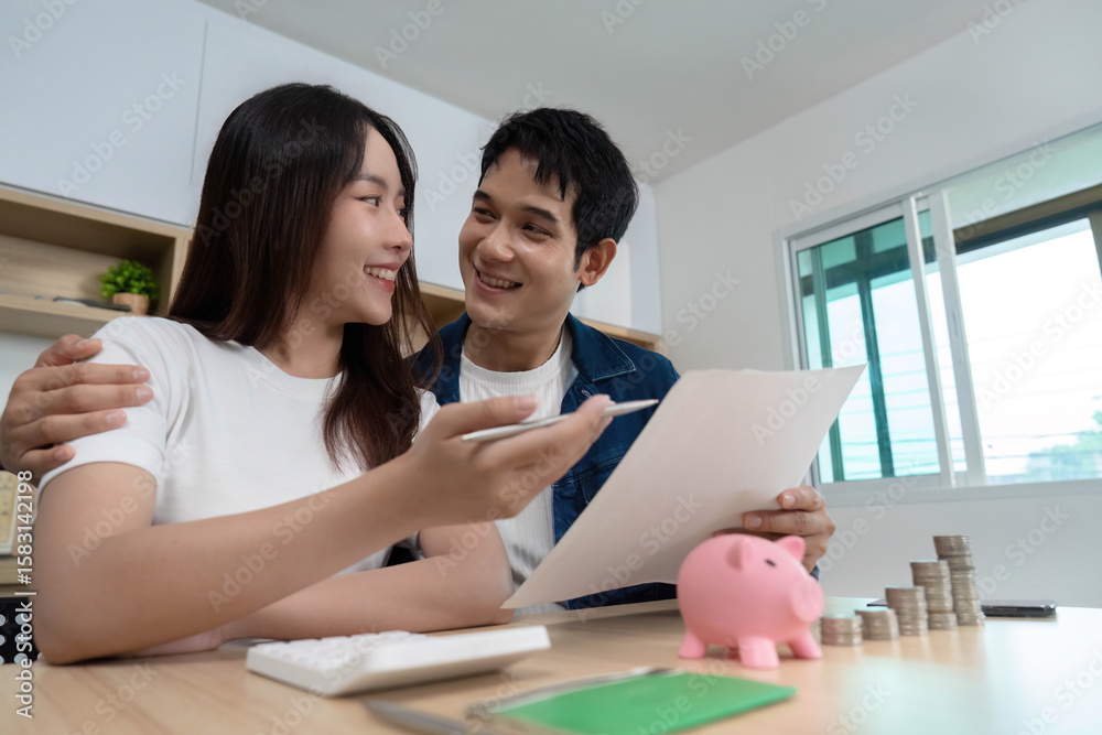 Obraz premium Couple Financial Planning. Young partners discussing savings and investments with piggy bank.