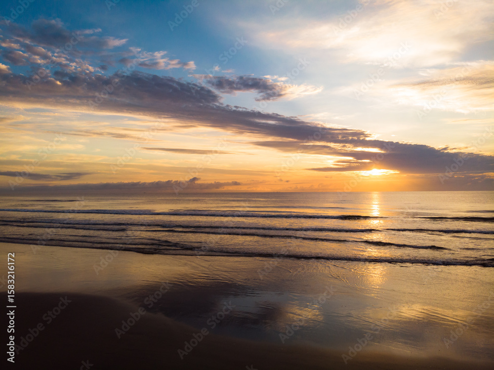Obraz premium Sunrise on the sea beach During the summer holidays on the beaches of Paraná, southern Brazil.