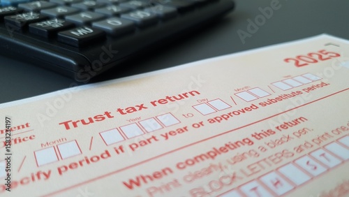 Foto Australian tax form NAT 0660 Trust tax return for the year 2025