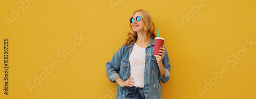 Foto Summer joyful young woman with cup of coffee, stylish modern girl holding juice