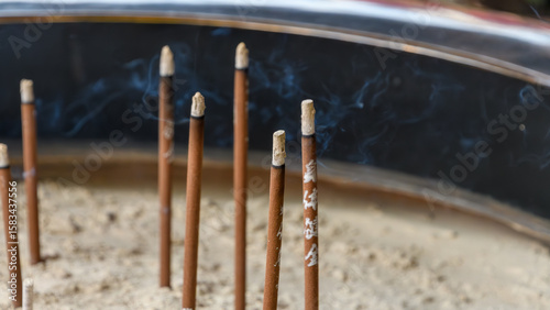 線香の煙が漂う日本の寺院の香炉