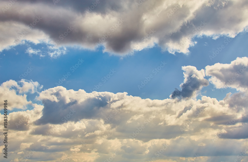 Obraz premium The atmosphere of a bright day with textured clouds is a visual embodiment of energy, clarity, and freshness. Ideal for advertising outdoor brands, summer leisure, and eco-products.