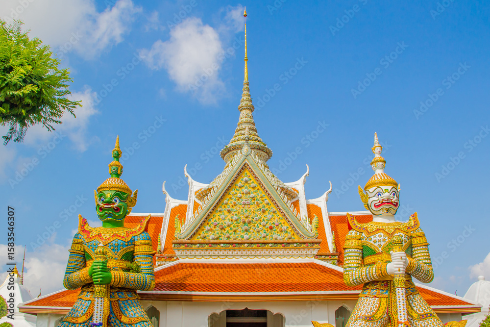 Fototapeta premium The Temple of Dawn Wat Arun in Thailand